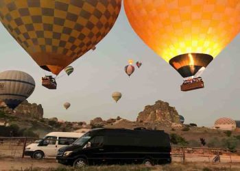 Le Maroc autorise deux entreprises à exploiter des services de transport public en montgolfière sous conditions strictes