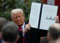 Trump menace d’imposer de lourdes taxes sur les médicaments importés et cible le secteur technologique