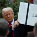 Trump menace d’imposer de lourdes taxes sur les médicaments importés et cible le secteur technologique