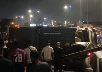 Un camion se renverse sur des voitures stationnées et provoque le chaos à Aïn Sebaâ